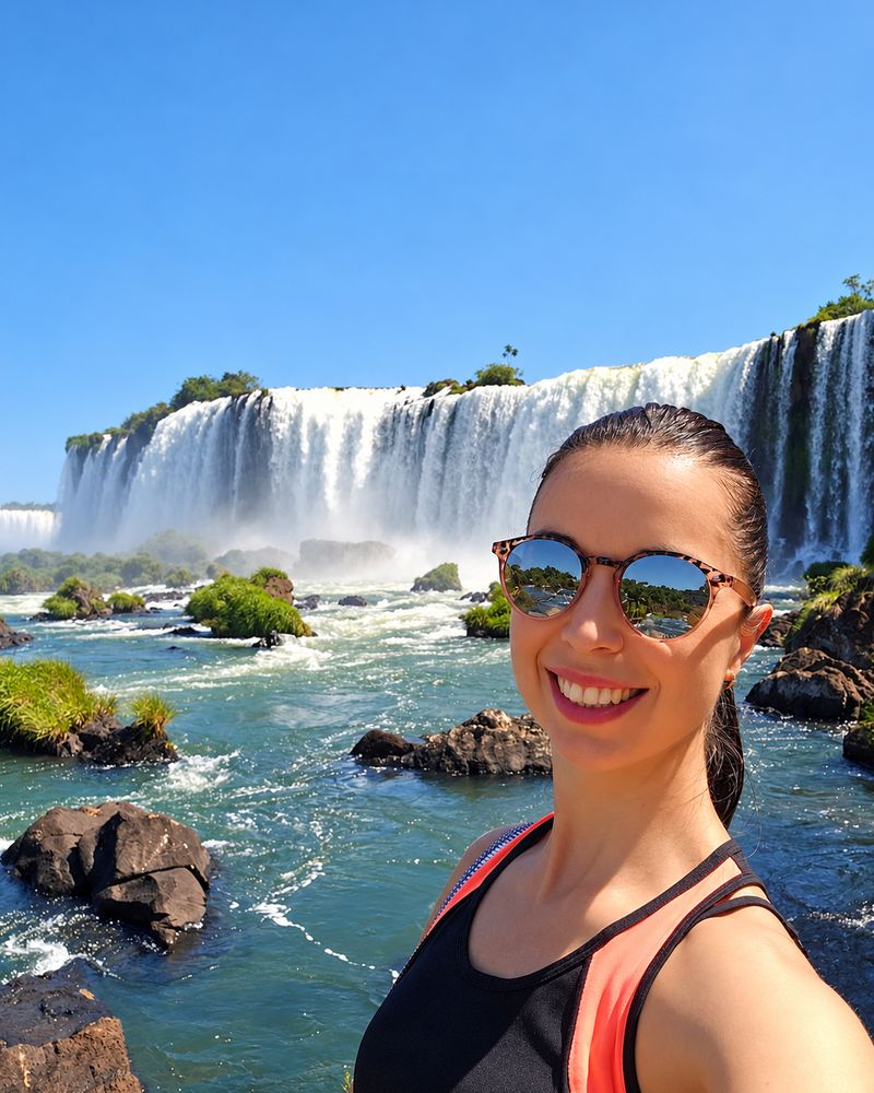 Marisa vor einem großen Wasserfall